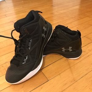 Black under armour basketball shoes